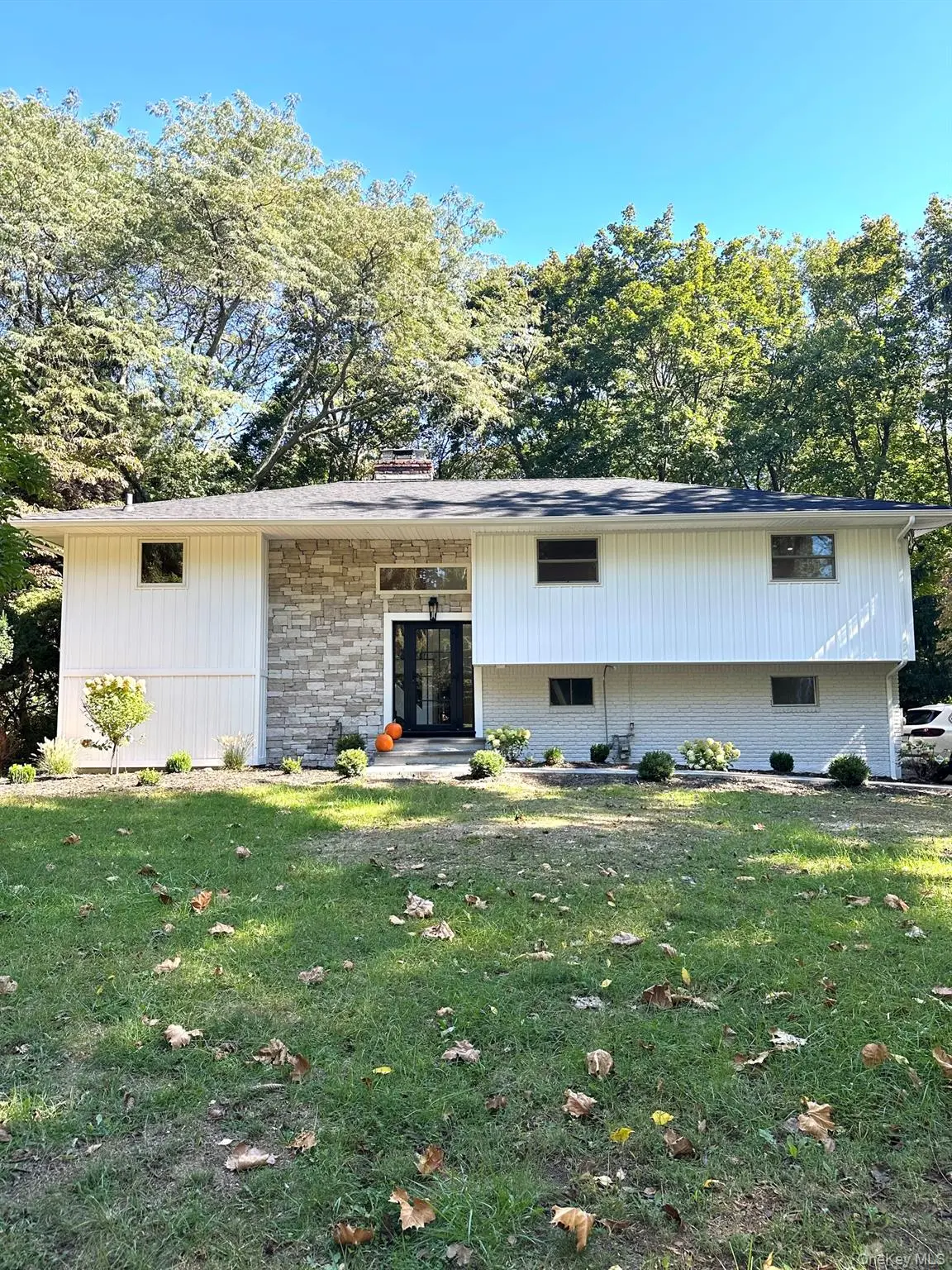 10 Moonedge RD, Northport, NY 11768