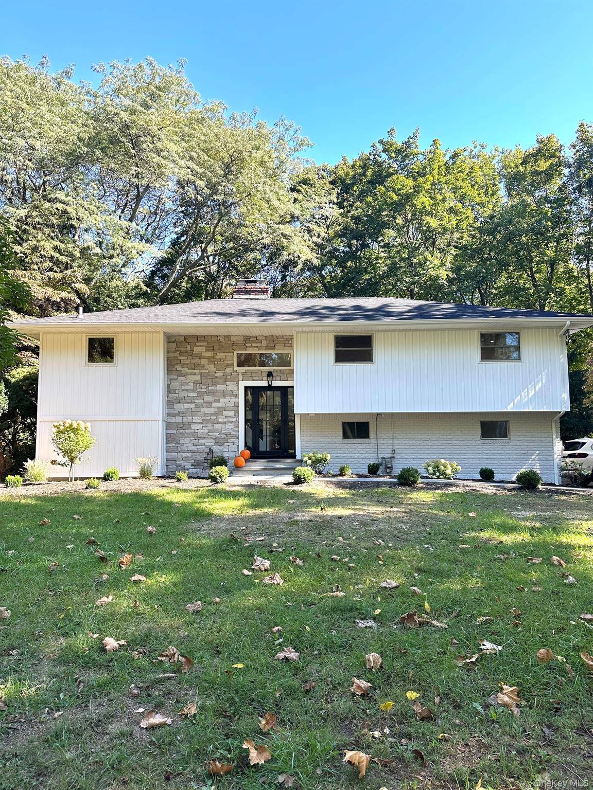 10 Moonedge RD, Northport, NY 11768
