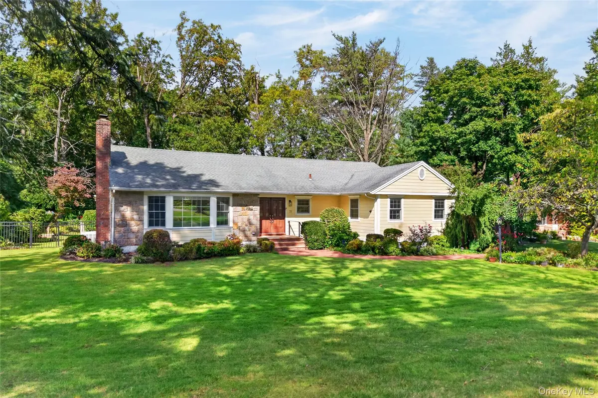 75 Plymouth RD, Manhasset, NY 11030