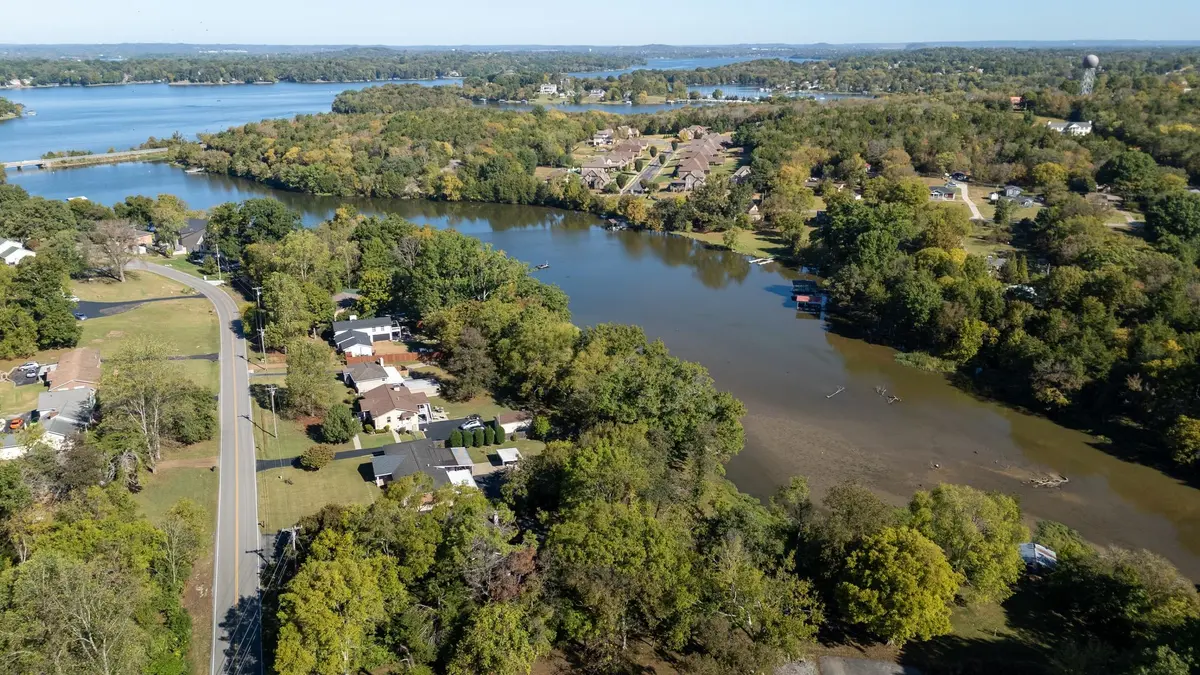 425 Lakeshore Dr, Old Hickory, TN 37138