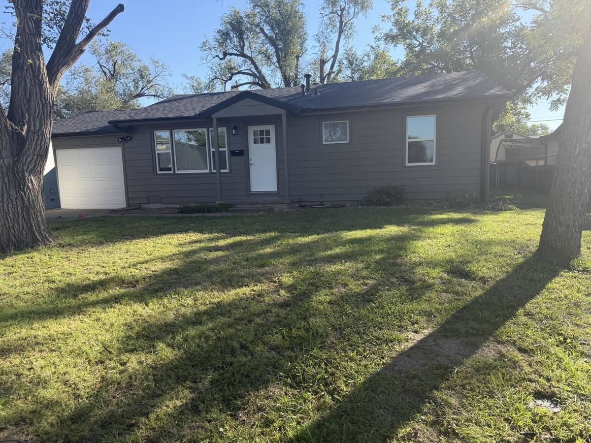 1407 Oak St, Salina, KS 67401