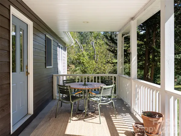 2 Song Bird LN, Weaverville, NC 28787