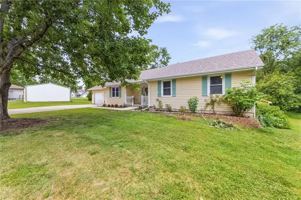 402 E 16th Street CIR, Kearney, MO 64060