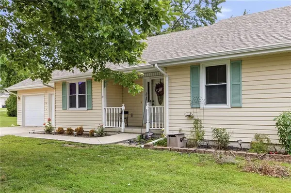 402 E 16th Street CIR, Kearney, MO 64060