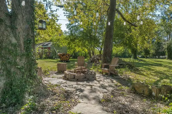 1105 NE Maple DR, Kansas City, MO 64118