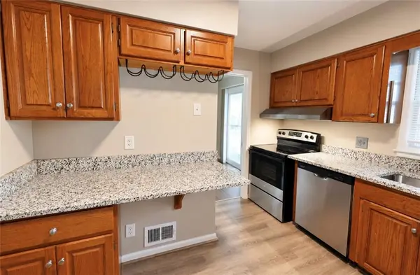 302 NE Howard ST, Lee's Summit, MO 64063