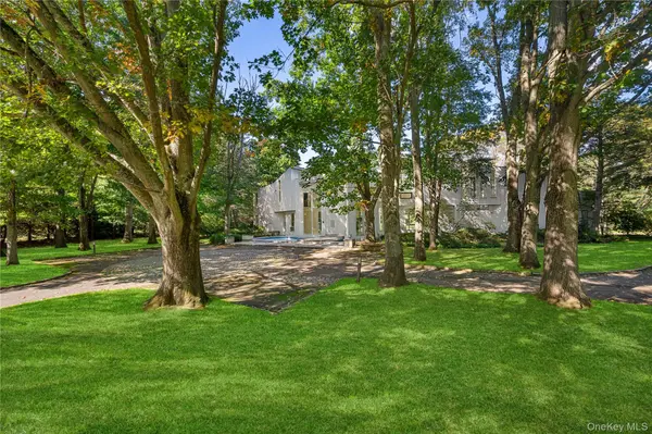 11 Surrey LN, Old Westbury, NY 11568