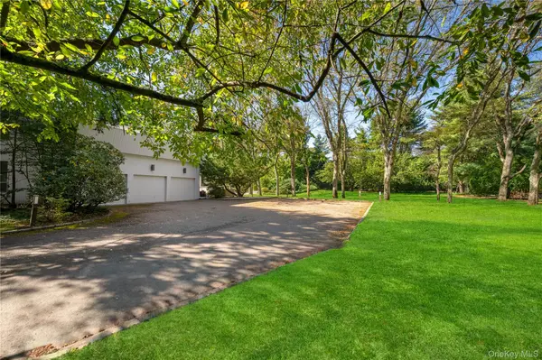 11 Surrey LN, Old Westbury, NY 11568