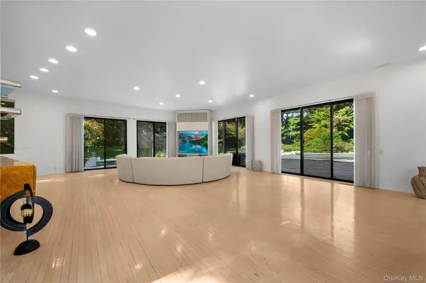 11 Surrey LN, Old Westbury, NY 11568