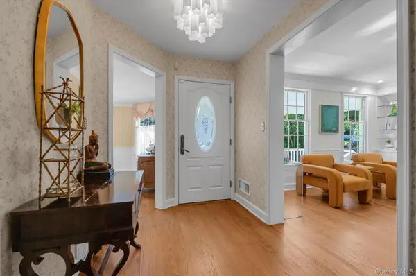 86 Summit RD, Port Washington, NY 11050