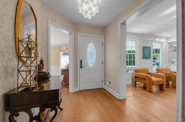 86 Summit RD, Port Washington, NY 11050