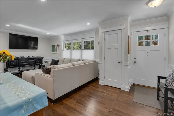 1 Gilmer LN, Kings Park, NY 11754