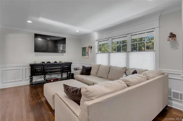 1 Gilmer LN, Kings Park, NY 11754