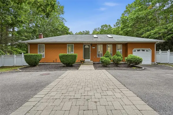 16 Georgann RD, Manorville, NY 11949