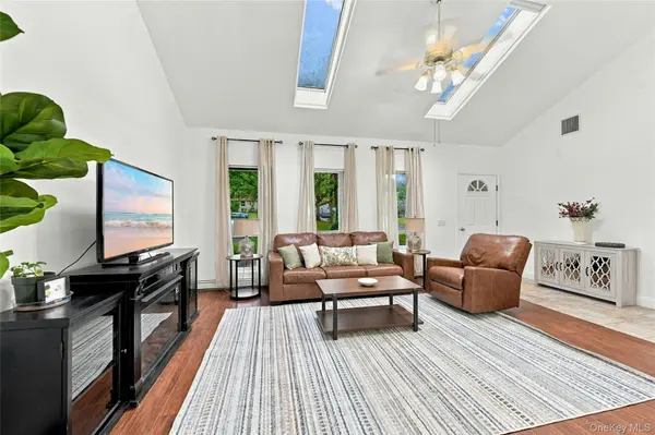 16 Georgann RD, Manorville, NY 11949