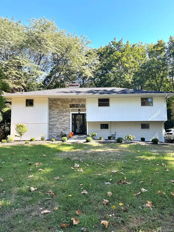 10 Moonedge RD, Northport, NY 11768