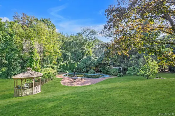 14 Oak LN, Old Brookville, NY 11545