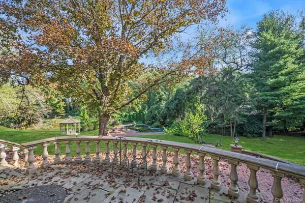 14 Oak LN, Old Brookville, NY 11545