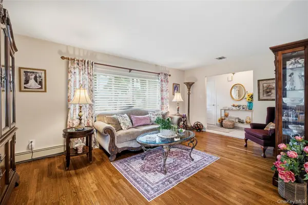 132 Yoakum AVE, Farmingdale, NY 11735