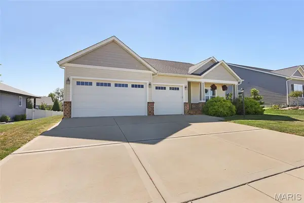 7104 Richmond DR, Glen Carbon, IL 62034
