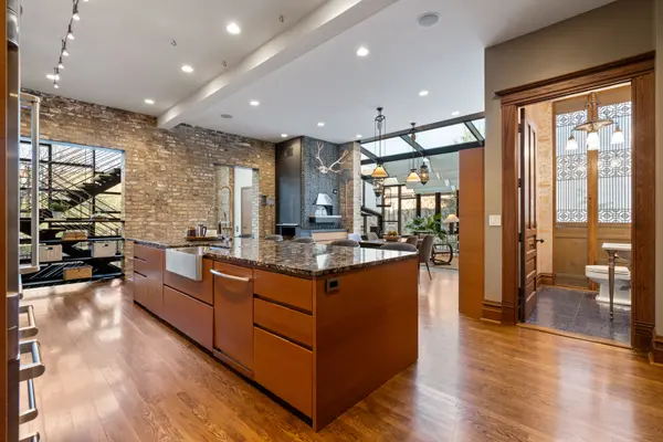 1648 N Leavitt ST, Chicago, IL 60647