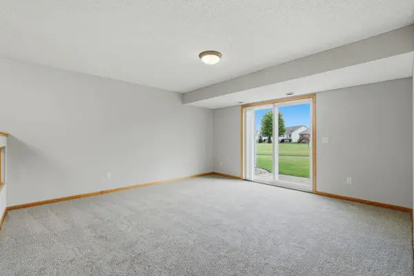 4104 Jarmann LN, Shakopee, MN 55379