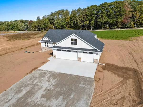 3718 HAROLDS WAY, Suamico, WI 54313