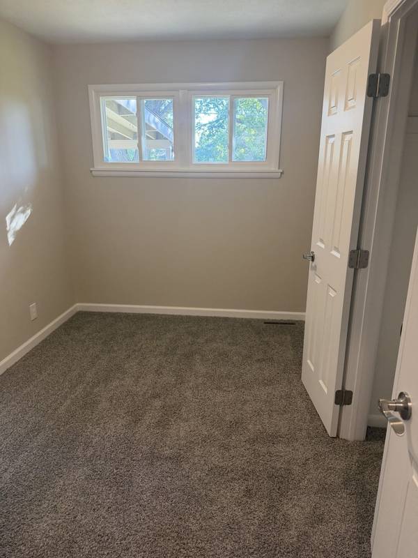 1407 Oak St, Salina, KS 67401