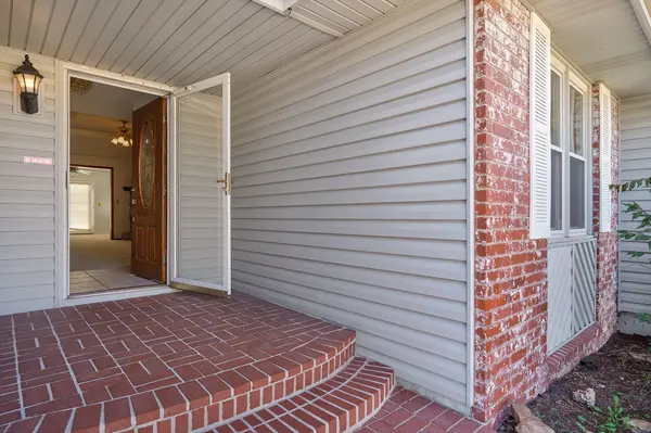 1542 W Deerfield ST, Springfield, MO 65807