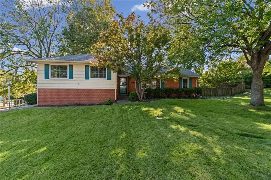 1913 E 29th AVE, North Kansas City, MO 64116