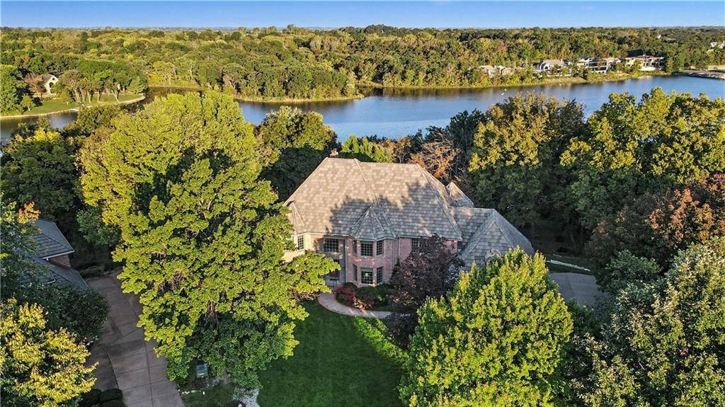 60 W Dundee CT, Loch Lloyd, MO 64012
