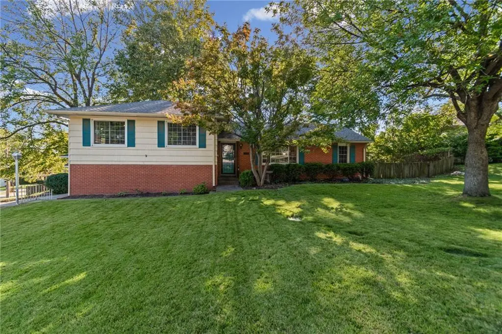 1913 E 29th AVE, North Kansas City, MO 64116