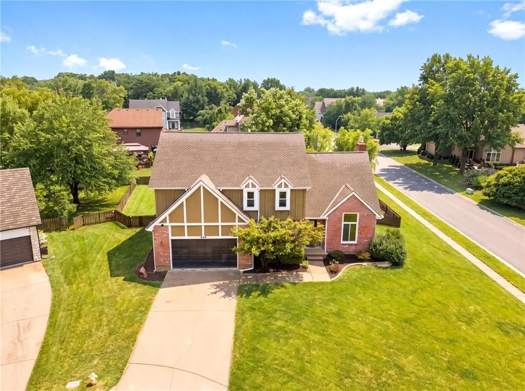 608 NE Ashmont PL, Lee's Summit, MO 64064