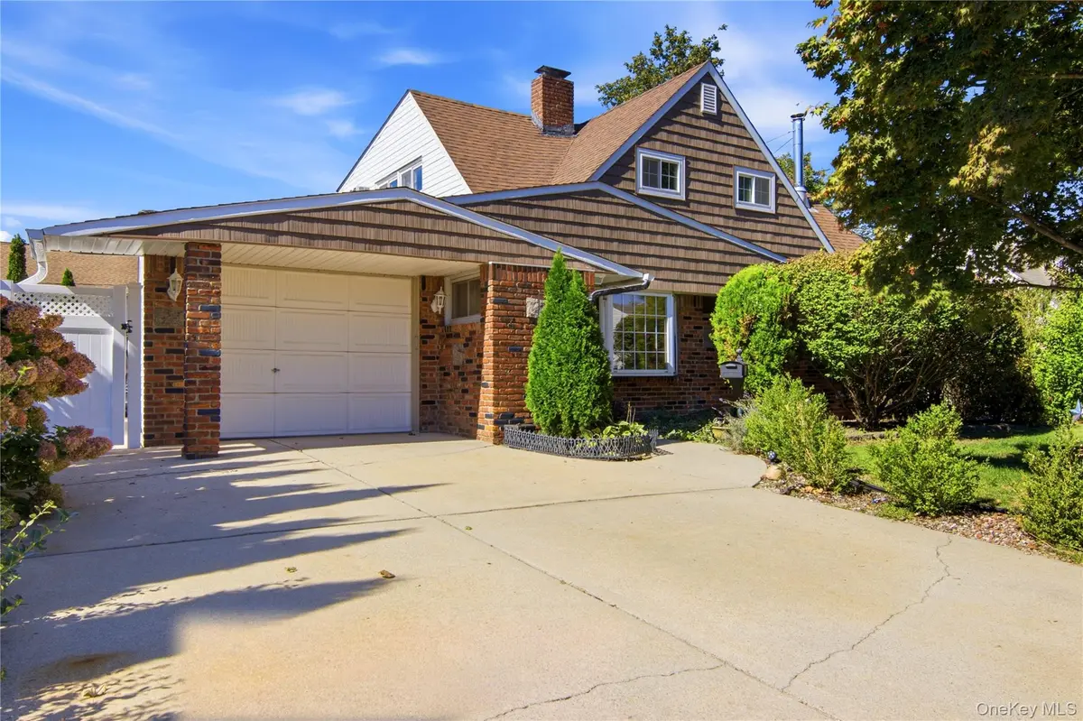 33 Stonecutter RD, Levittown, NY 11756