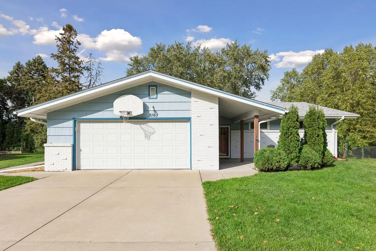 2163 Rosewood LN S, Roseville, MN 55113