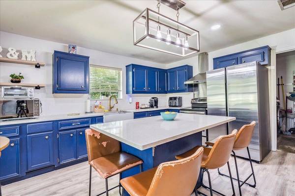 123 Crossroads DR, Dale, TX 78616