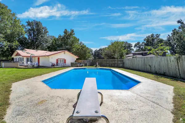 1625 Beechwood TER, Manhattan, KS 66502