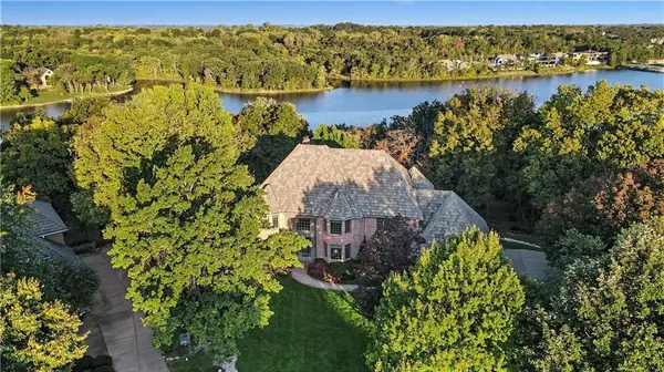 60 W Dundee CT, Loch Lloyd, MO 64012