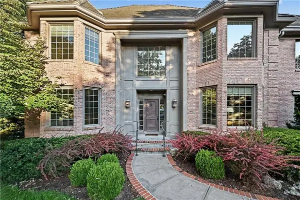 60 W Dundee CT, Loch Lloyd, MO 64012
