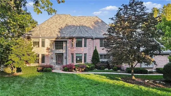 60 W Dundee CT, Loch Lloyd, MO 64012
