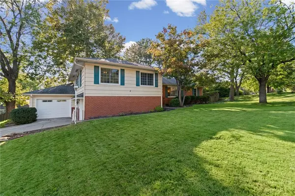 1913 E 29th AVE, North Kansas City, MO 64116