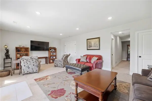 7369 Griffey ST, Parkville, MO 64152