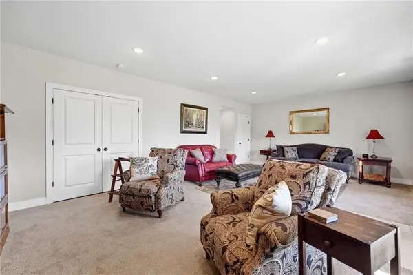 7369 Griffey ST, Parkville, MO 64152