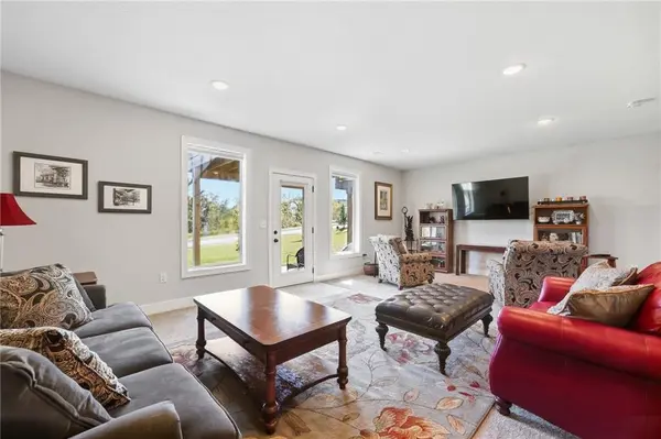 7369 Griffey ST, Parkville, MO 64152