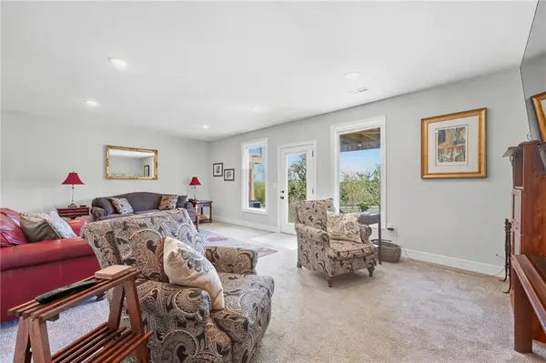 7369 Griffey ST, Parkville, MO 64152