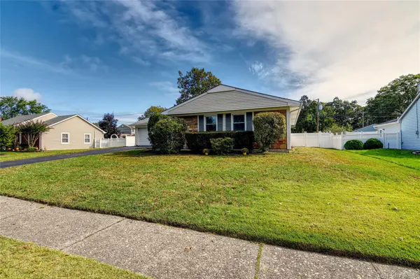 7 Tinder LN, Lake Grove, NY 11755
