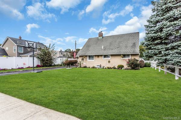23 Summit LN, Levittown, NY 11756