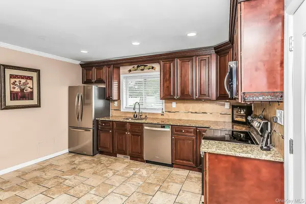23 Summit LN, Levittown, NY 11756