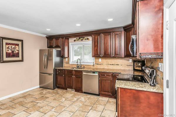 23 Summit LN, Levittown, NY 11756
