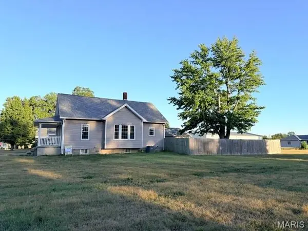 326 E Cherry ST, Hoyleton, IL 62803